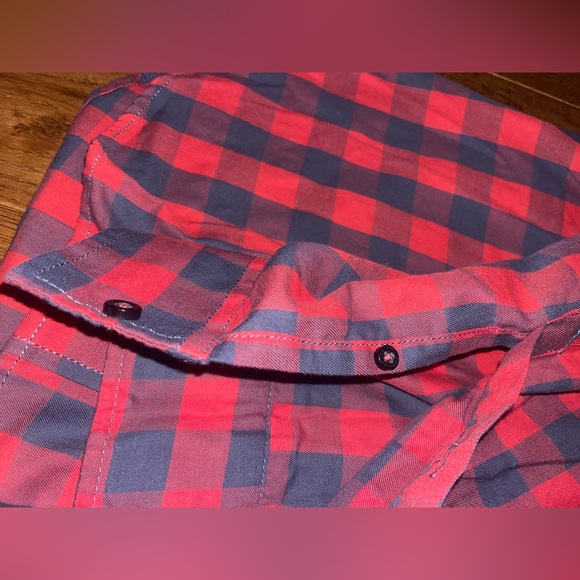 American rag long sleeve button down plaid red & navy blue/black w black buttons - Picture 5 of 7